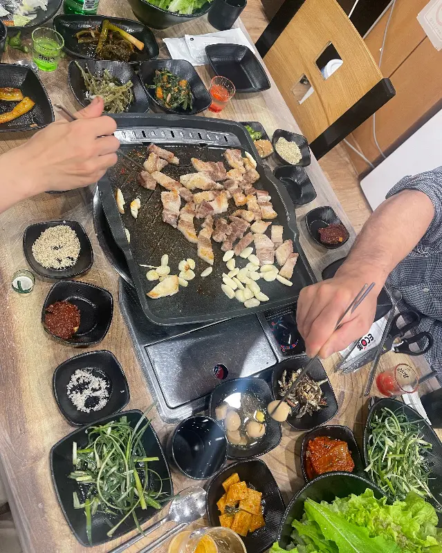 푸짐하게 차려진 강남회관의 삼겹살 한 상 차림