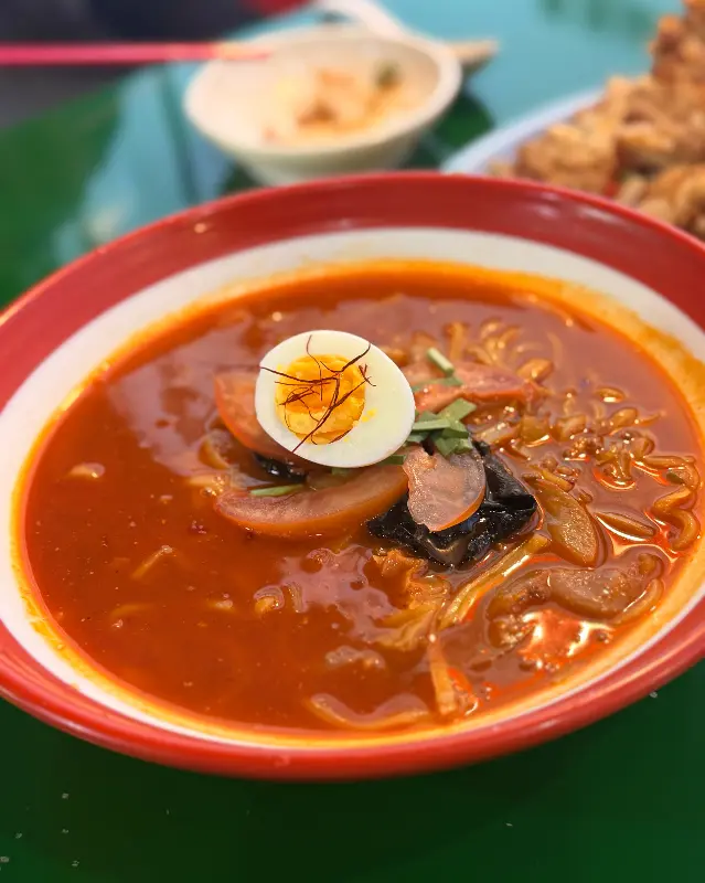 토마토와 계란이 올라간 동북아 짬뽕