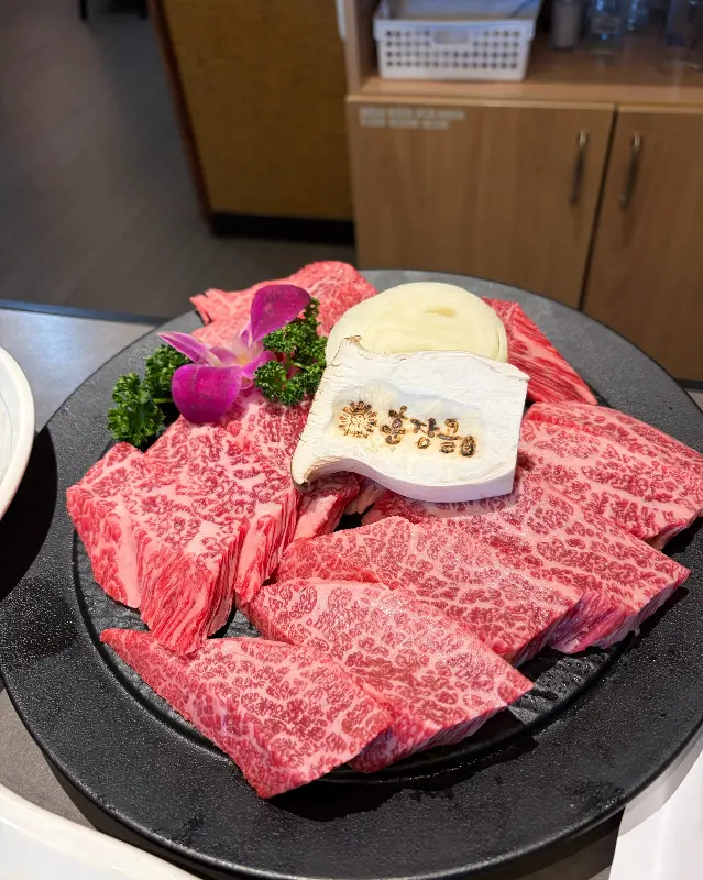 다채로운 밑반찬이 정갈하게 담겨 테이블 위에 놓여 있는 모습