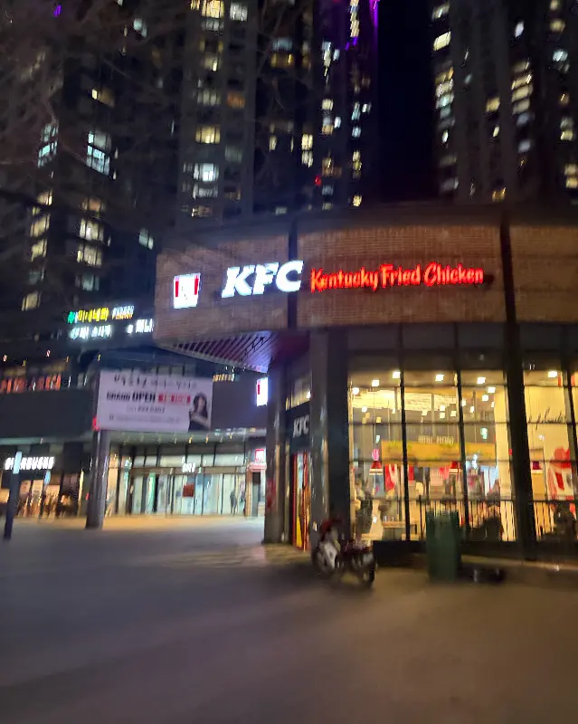 밤에 빛나는 KFC 고양탄현점 외부