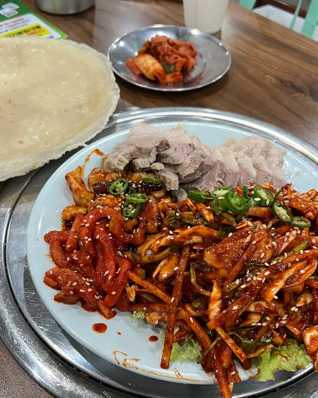 오징어와 보쌈이 환상적인 조화를 이루고 있는 메인 메뉴.