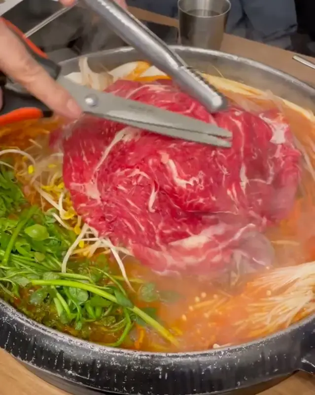 고기를 자르는 모습