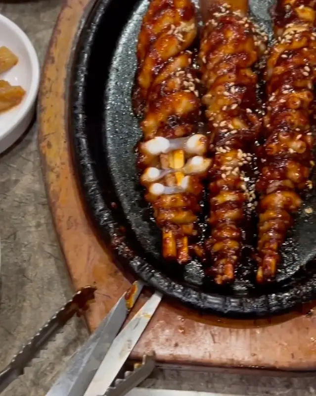 매콤달콤한 양념에 구워진 낙지호롱구이