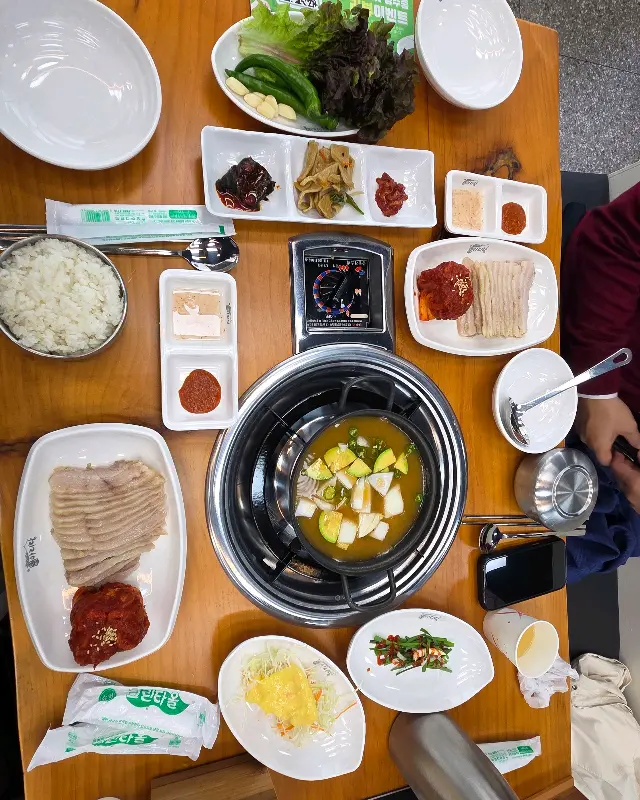 다양한 곁들임 메뉴와 함께 즐기는 풍성한 보쌈 한 상