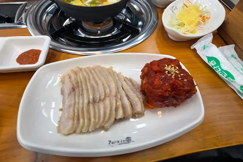 깔끔하게 차려진 보쌈 정식 한 상