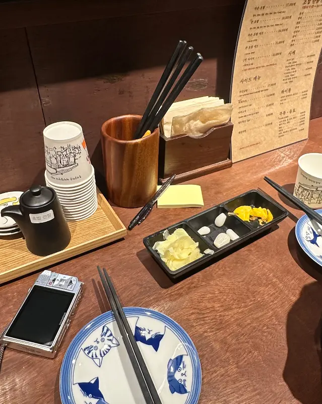 깔끔하게 정돈된 테이블 세팅