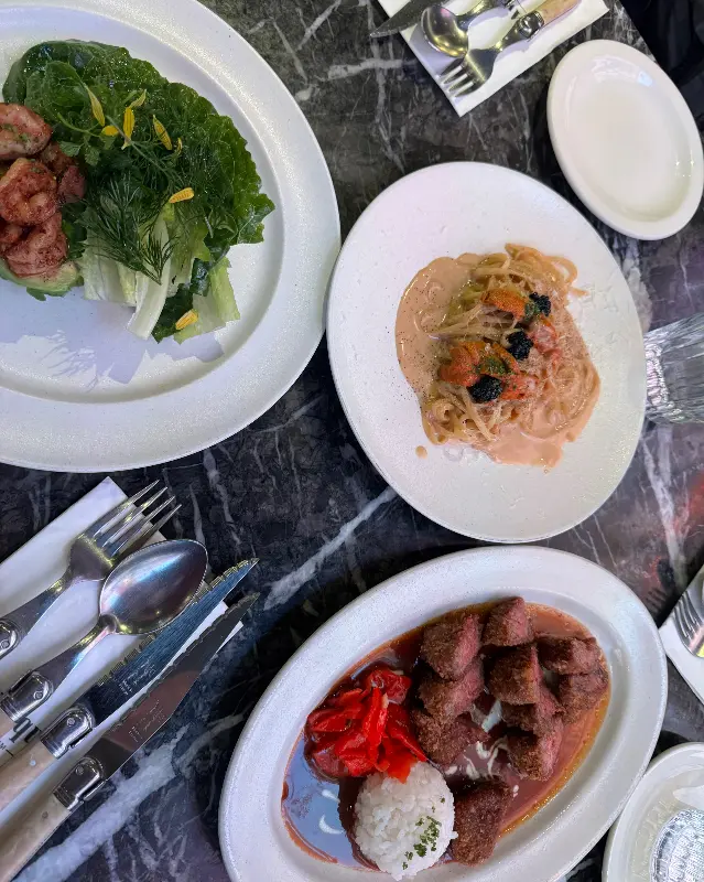 다채로운 메뉴를 한 상 가득