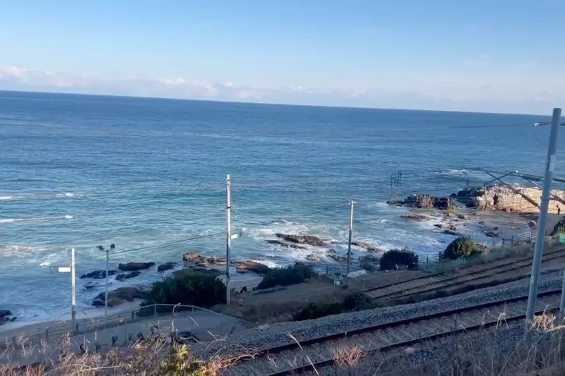 카페 옆 철길과 바다