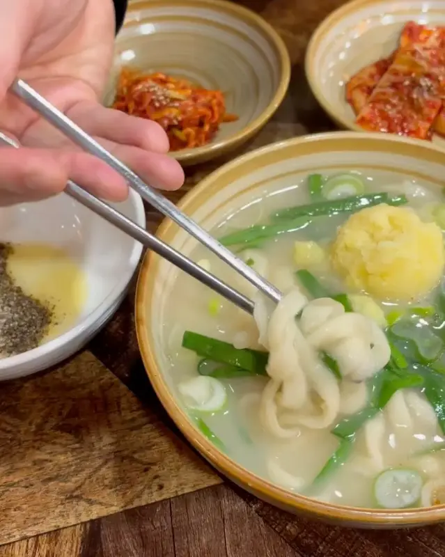 감자칼국수의 쫄깃한 면발을 맛보는 순간