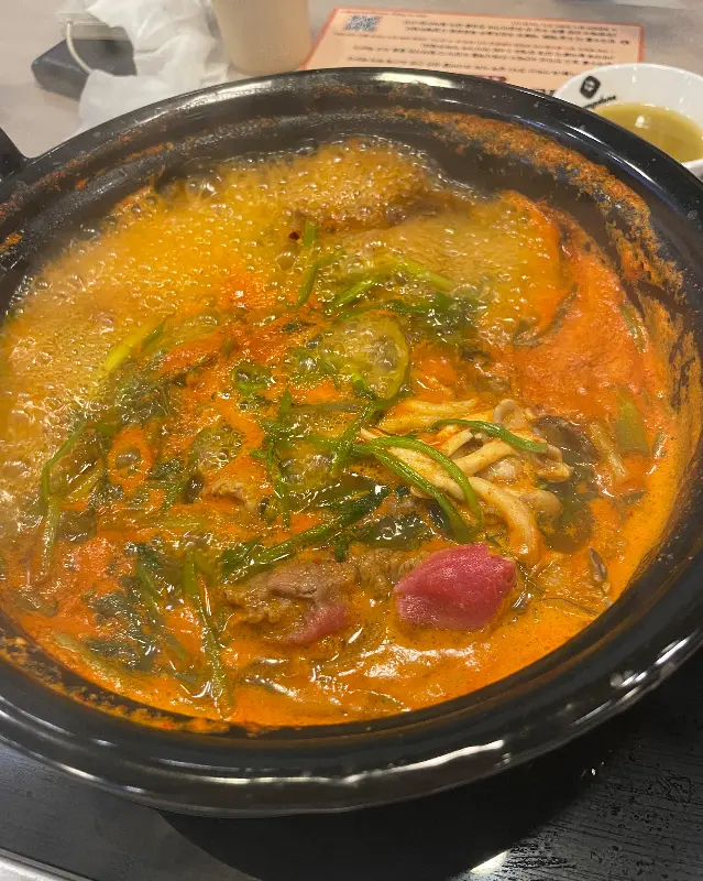 보글보글 끓는 얼큰한 국물에 소고기 샤브샤브