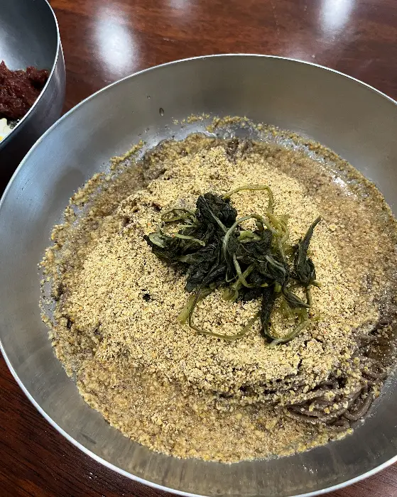 들깨 가루가 듬뿍 올라간 막국수