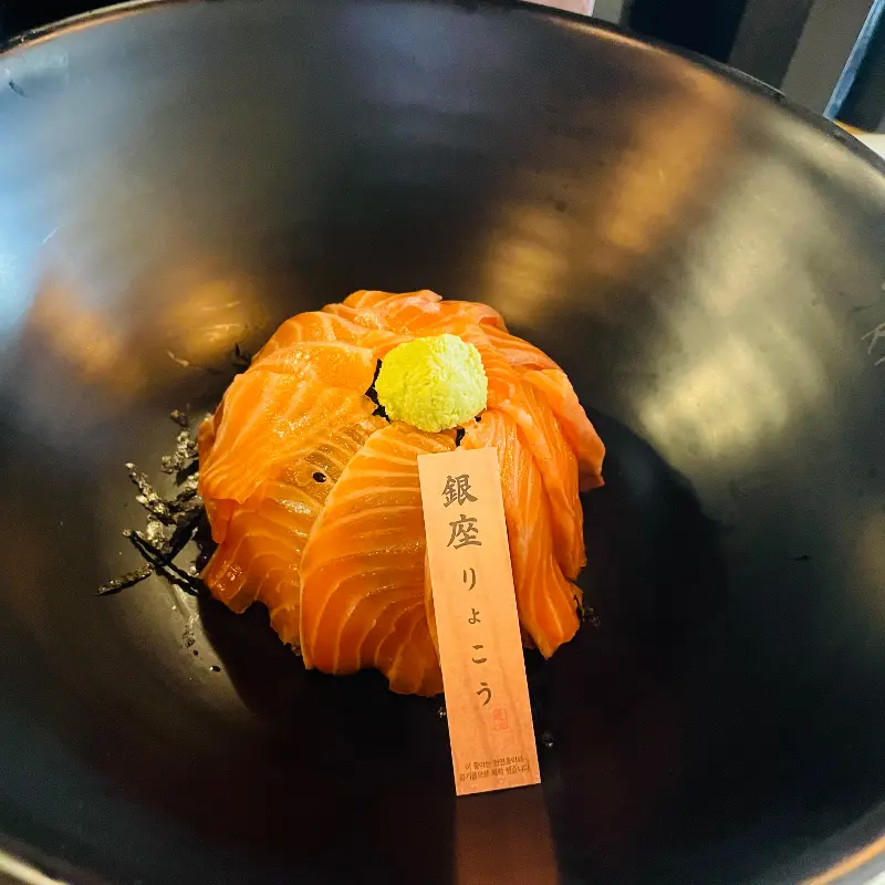 싱싱한 연어가 가득 올려진 사케동