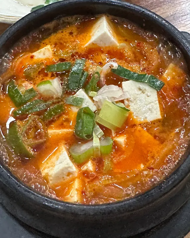 보글보글 끓고 있는 김치찌개의 모습