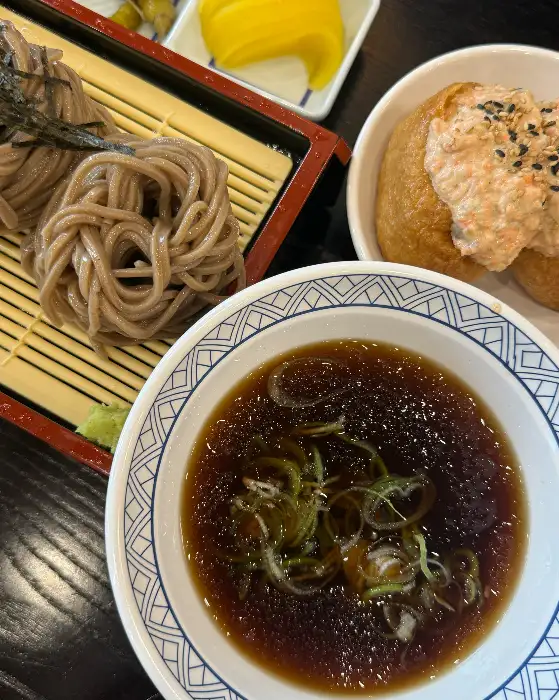 정갈하게 담긴 소바 면발과 쯔유