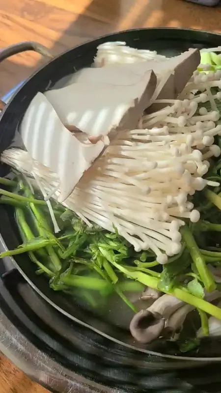 냄비에 담긴 다양한 버섯