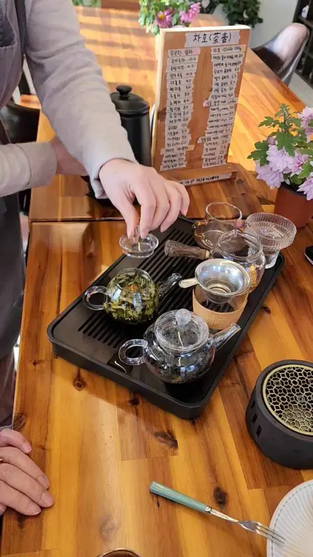 차호에서 차를 우리는 모습