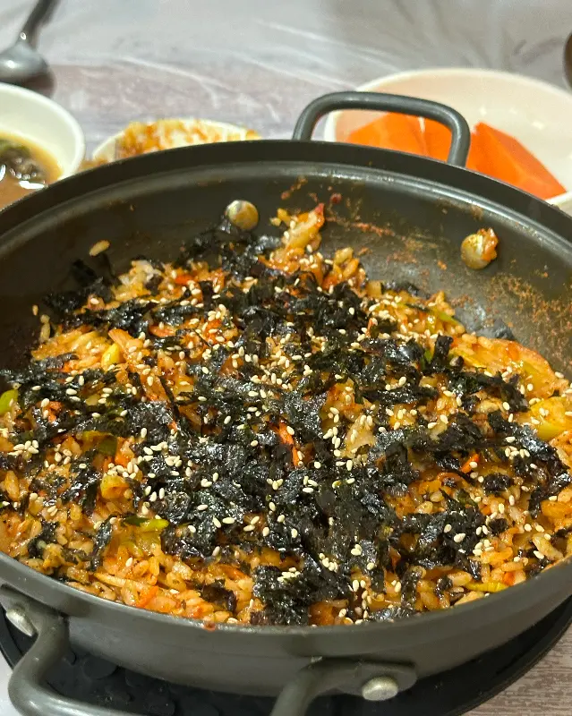 철판 위에 볶아져 나온 볶음밥