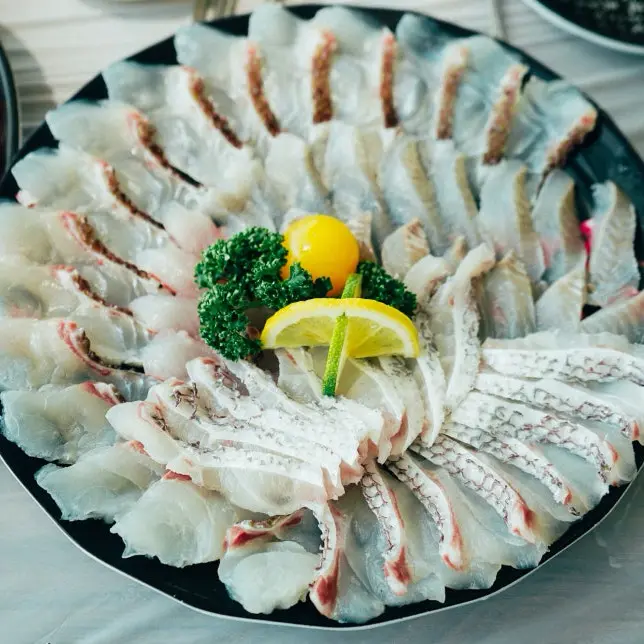 정갈하게 담긴 회 한 접시