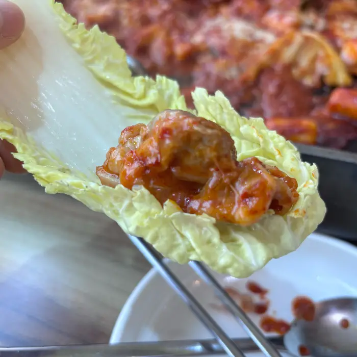 배추 잎에 싸인 닭갈비