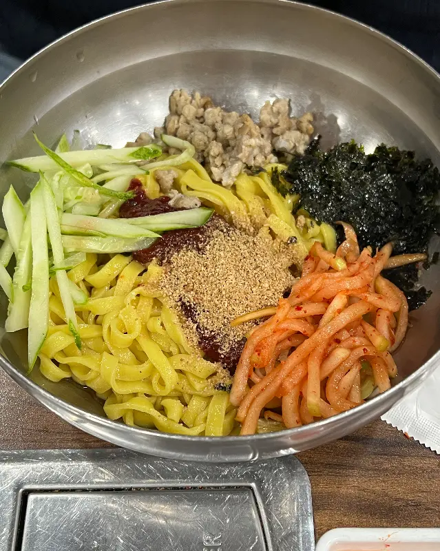 매콤달콤한 양념에 비벼진 칼국수는 보기만 해도 입맛이 다셔진다.