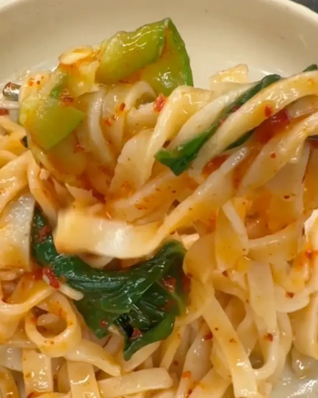 양념장에 비벼진 칼국수 면의 모습