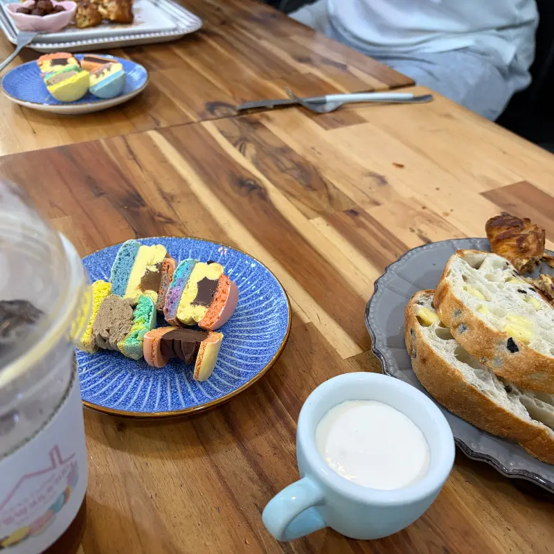 두쫀쿠 마카롱과 커피