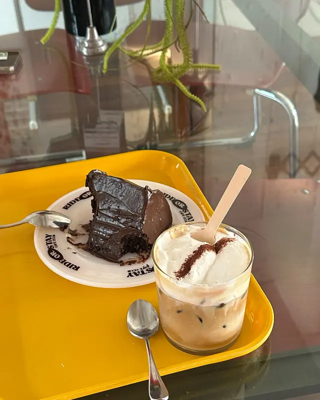 마틸다 케이크와 라이드 커피