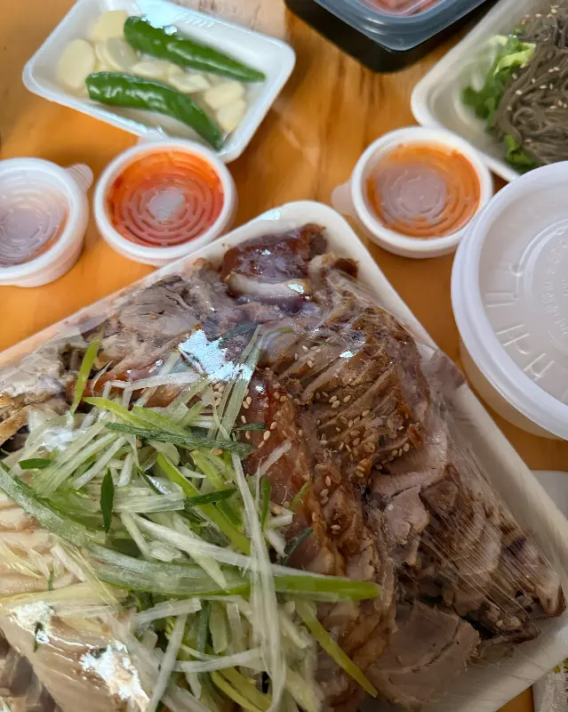 푸짐한 족발 보쌈 한 상 차림