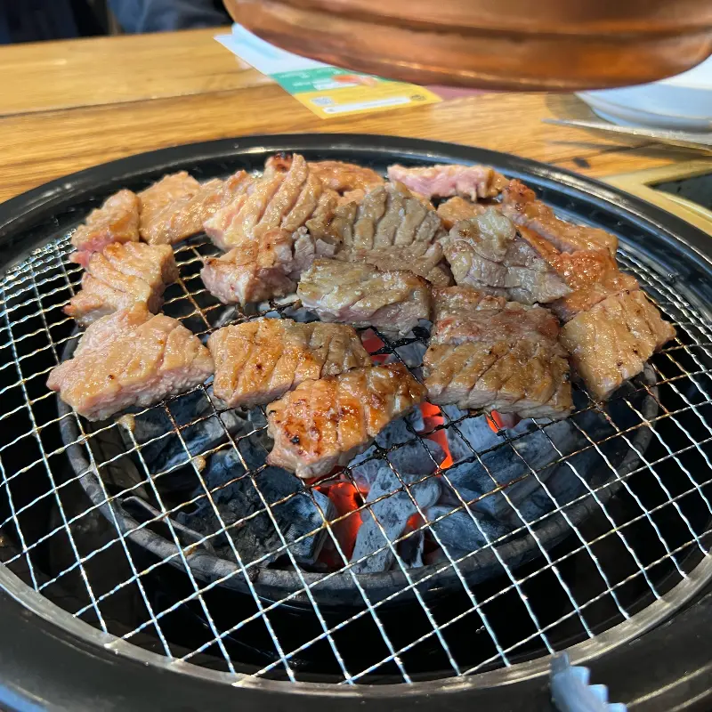 숯불 위에서 맛있게 익어가는 소갈비