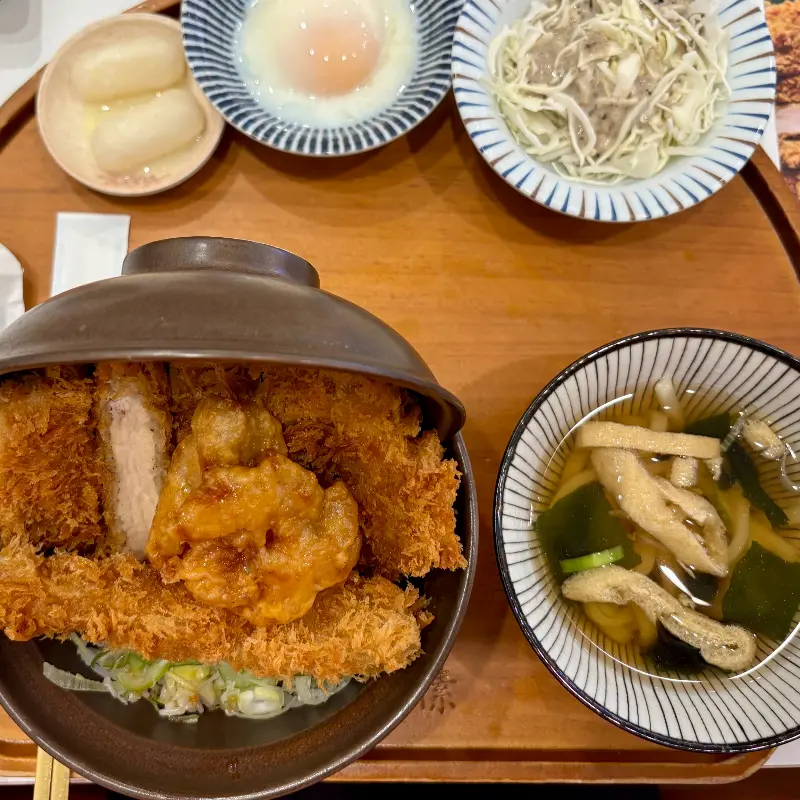 돈까스 덮밥 정식 한 상 차림