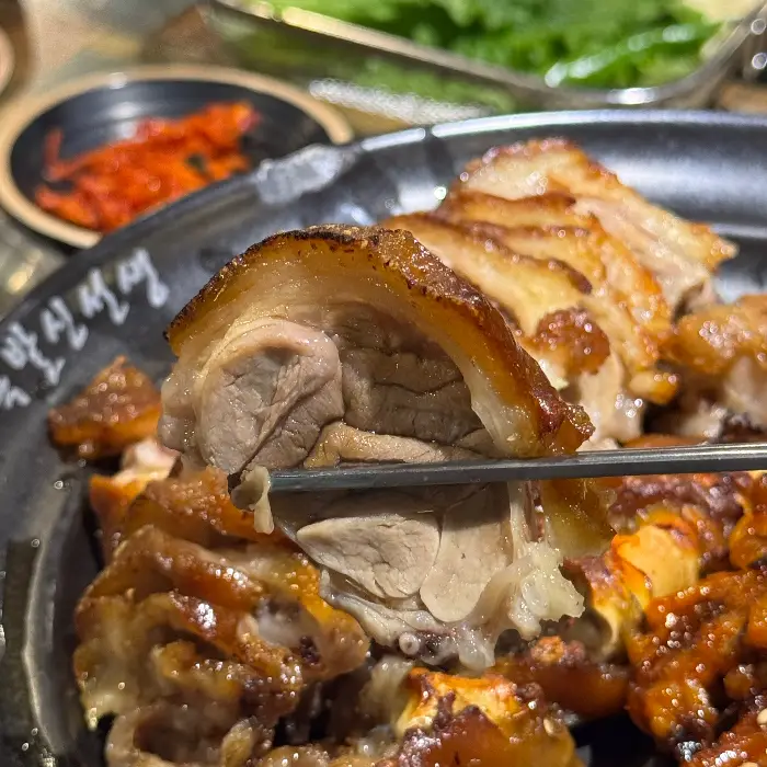 윤기가 흐르는 족발 한 점