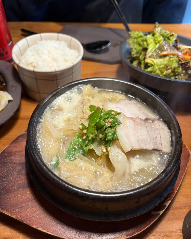 뚝배기에 담겨 보글보글 끓고 있는 백김치찜.