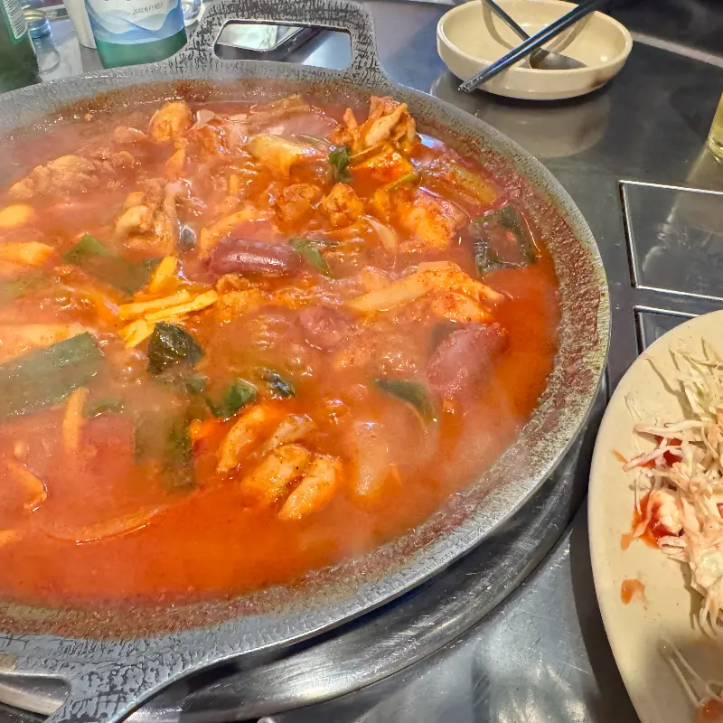 맛있게 끓고 있는 닭볶음탕