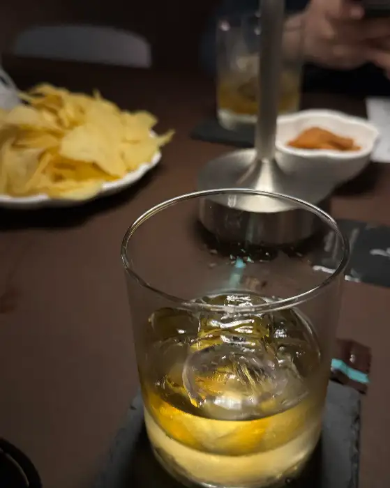 바 테이블에 놓인 위스키와 안주