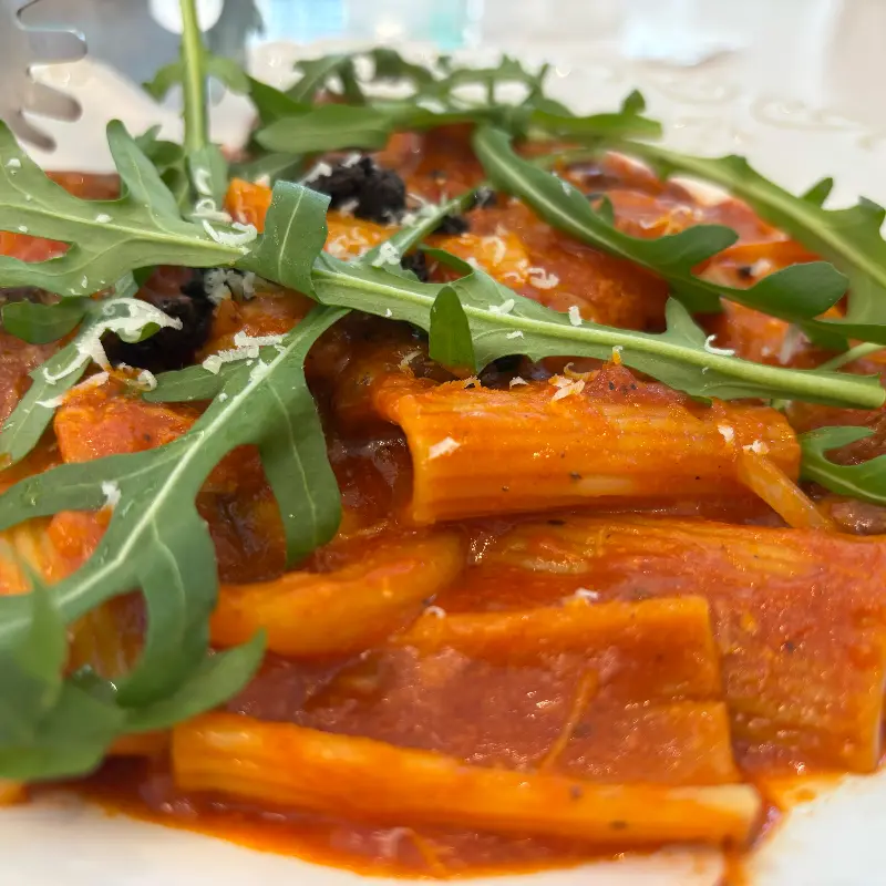 진한 라구 소스가 듬뿍 올려진 라구 파스타