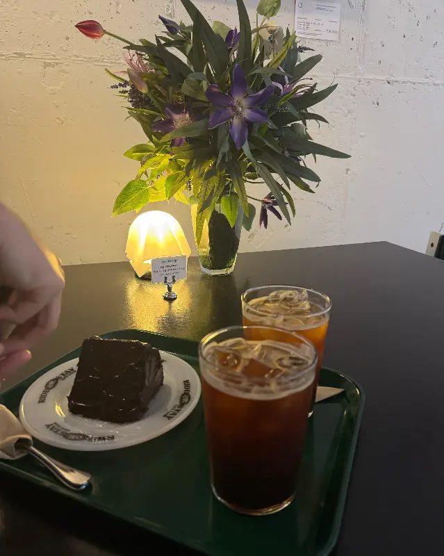 테이블 위에 놓인 디저트와 음료