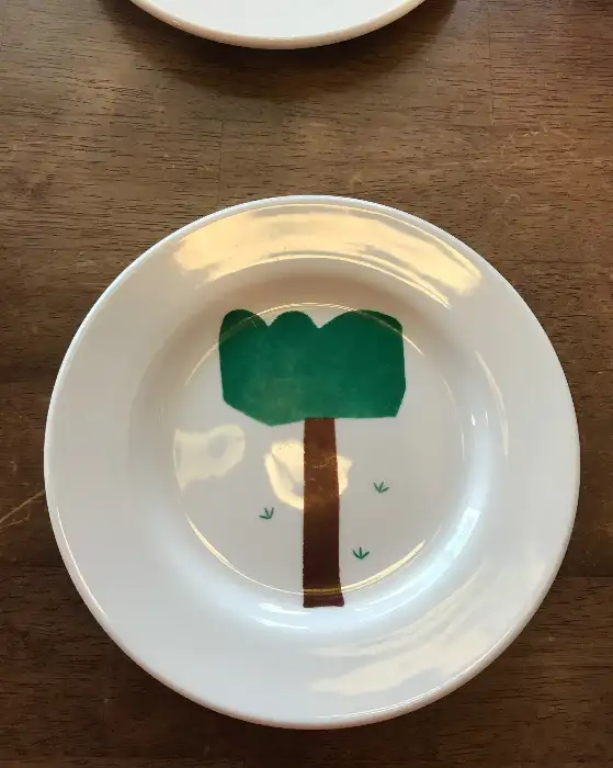 귀여운 그림이 그려진 접시