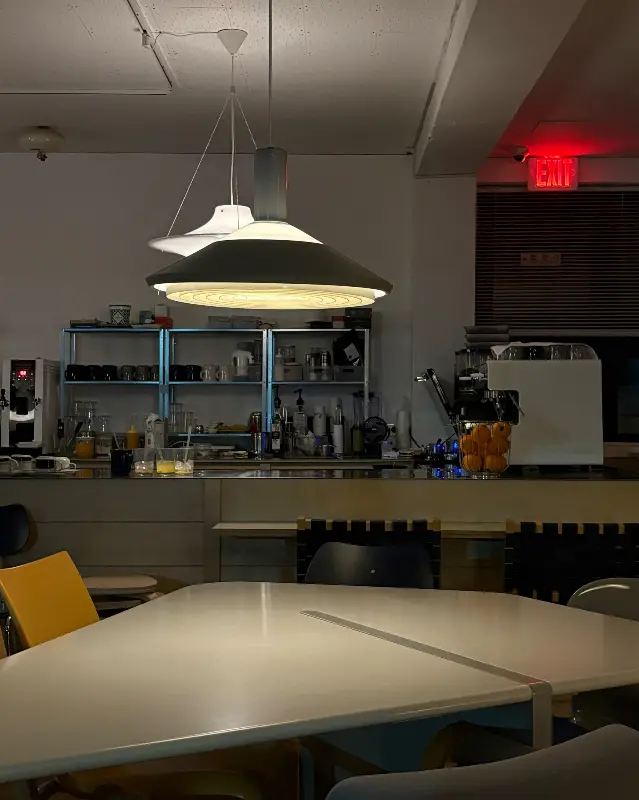 카페 내부 조명