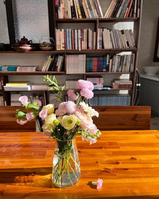 테이블 위의 꽃 장식