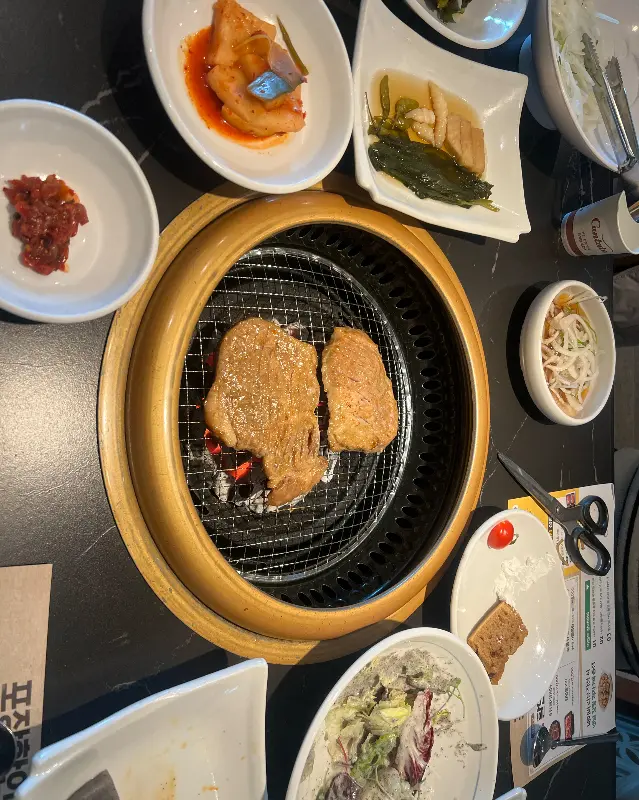 테이블 가득 차려진 갈비와 밑반찬