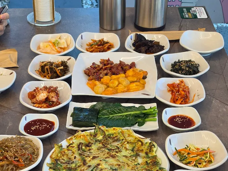 다채로운 밑반찬들의 향연