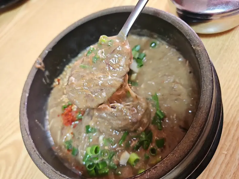 숟가락으로 고사리 해장국을 떠올리는 모습