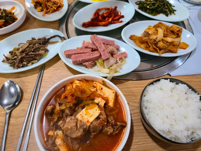 김치찌개와 밥 한 숟갈