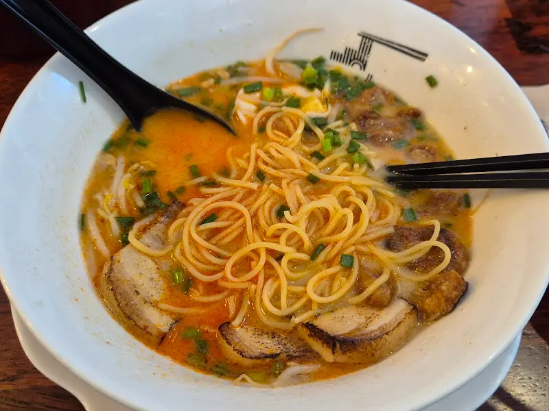 매운 소스를 곁들인 모츠라멘