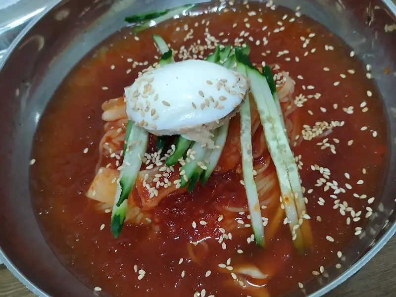 고래밀면, 깨가 듬뿍 뿌려져 더욱 고소한 맛