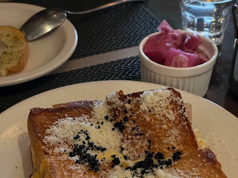 따뜻한 분위기의 옐로우보울 내부