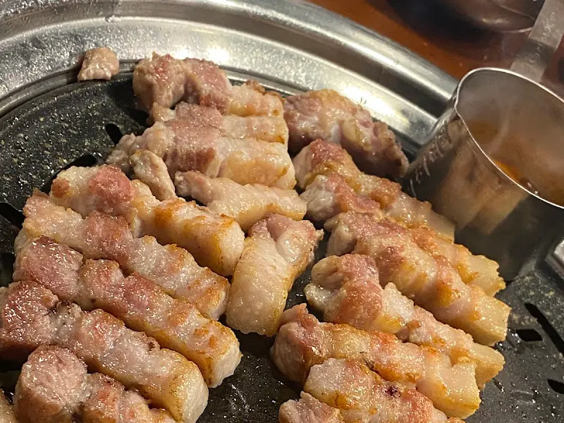 잘 구워진 삼겹살 단면