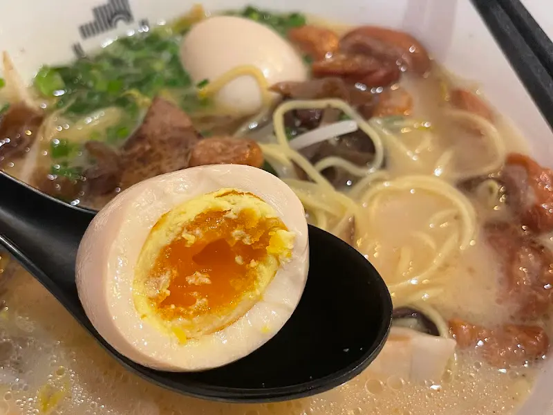 윤기가 흐르는 반숙 계란