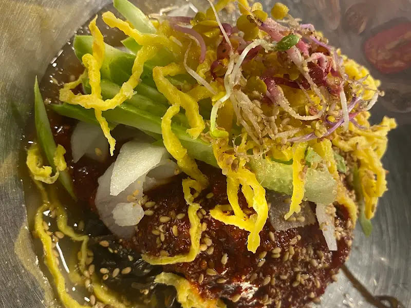 새콤달콤 비빔냉면