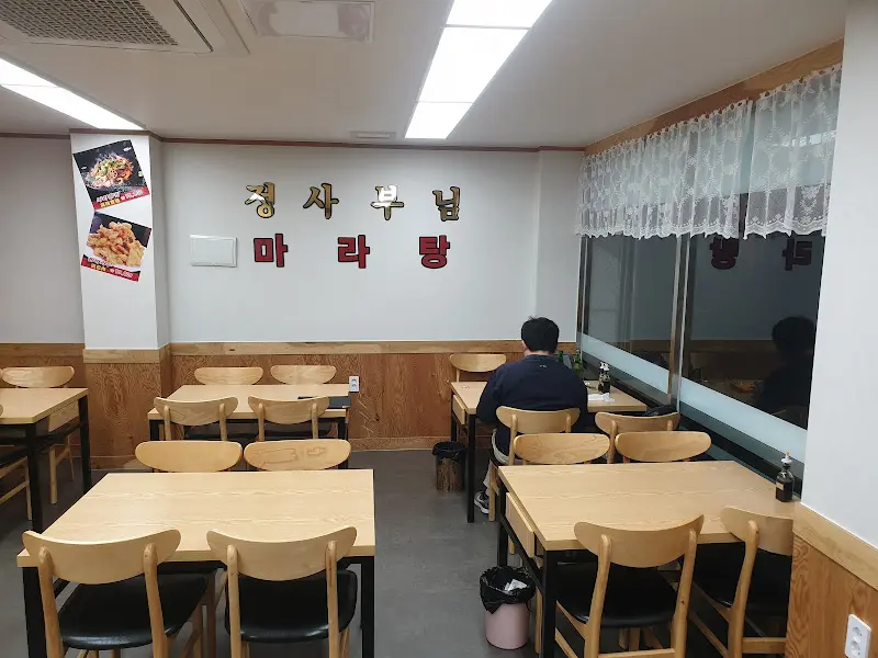 테이블 간 간격이 넓어 편안한 식사가 가능해요